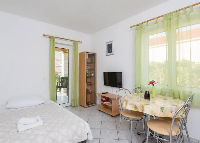 Apartman In With Balcony, Air Conditioning, Wifi, Dishwasher Orebić
